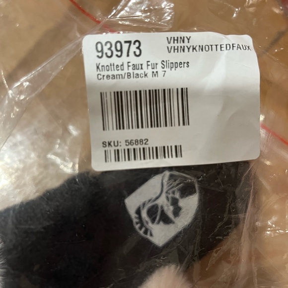 VHNY Black and Cream Fur Women's Slippers NWT - Picture 6 of 6